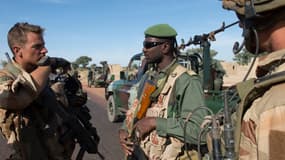 Soldats maliens et français ont repris l'aéroport de Gao à 1.200 kilomètres au nord de Bamako.