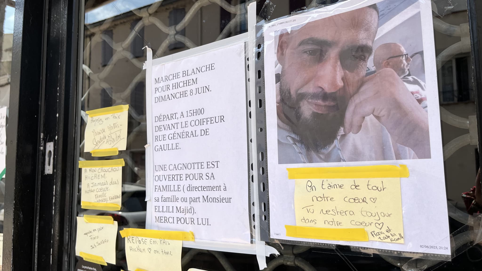 Des mots déposées en hommage au Tunisien Hichem Miraoui devant le salon de coiffure où il travaillait, le 3 juin 2025 à Puget-sur-Argens, dans le Var