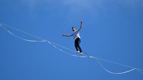 Le funambule Nathan Paulin lors de sa tentative de record du monde de traversée sur un fil au Mont-Saint-Michel (Manche), le 24 mai 2022.
