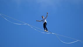 Le funambule Nathan Paulin lors de sa tentative de record du monde de traversée sur un fil au Mont-Saint-Michel (Manche), le 24 mai 2022.