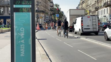Des cyclistes sur la piste cyclable de la rue de Rivoli à Paris le 6 septembre 2023.