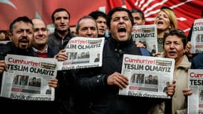 Manifestants conte la détention d'Akin Atalay, le 1er novembre 2016.