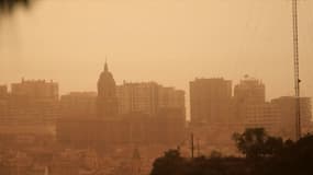 Le ciel orangé dû aux poussières du Sahara sur la ville de Malaga en Espagne, le 15 mars 2022