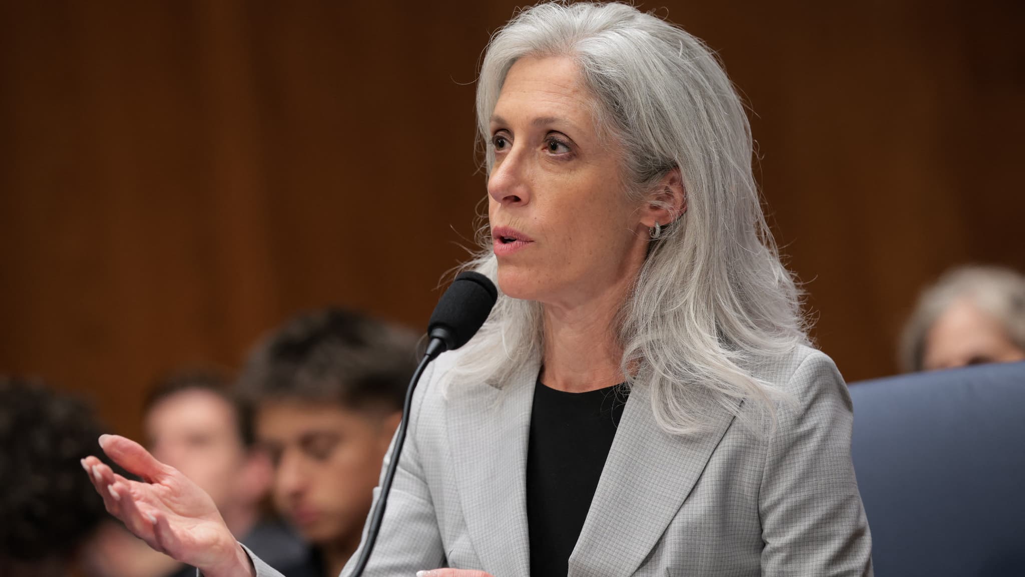 DONALD TRUMP LIMOGE LA DIRECTRICE DE LA PRINCIPALE AGENCE SANITAIRE AMÉRICAINE SUR FOND DE DIVERGENCES SCIENTIFIQUES