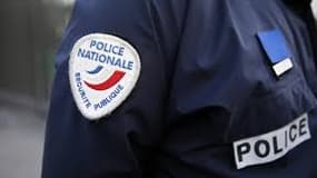 Détaille d'un uniforme de police. (illustration)