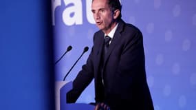 Le PDG de Carrefour, Alexandre Bompard, prononce un discours lors de l'assemblée générale de Carrefour, à Massy, ​​près de Paris, le 28 mai 2025.