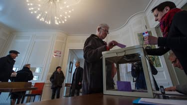 Un bureau de vote de Fesches-le-Chatel, dans le Doubs, dimanche 1er février.