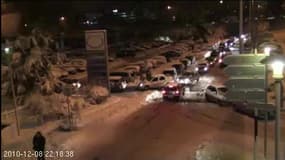 Image prise par webcam, mercredi à 22h18, du parking du centre commercial Velizy 2 où des centaines de personnes ont passé la nuit.