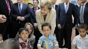 Le 23 avril 2016, la chancelière allemande Angela Merkel en visite dans une école maternelle située dans un camp de réfugiés à Gaziantep, en Turquie. (Photo d'illustration) 