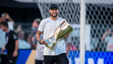 Neymar présente le trophée du championnat paulista avant la finale aller entre Santos et Palmeiras (1-0), le 31 mars 2024