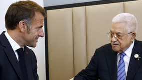 Emmanuel Macron rencontre le président palestinien Mahmoud Abbas en marge du sommet de paix de Charm el-Cheikh, le 13 octobre 2025.
