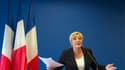 Marine Le Pen a réaffirmé mardi devant la presse étrangère être opposée à l'euro monnaie unique et a proposé de soumettre à référendum le retour concerté aux monnaies nationales si elle est élue à l'Elysée. /Photo prise le 10 avril 2012/REUTERS/Charles Pl