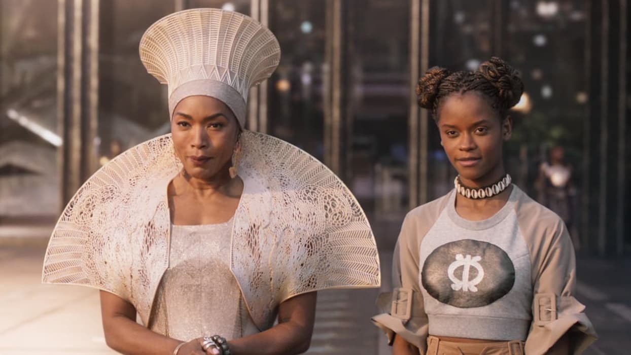 La reine Ramonda (Angela Bassett) et Shuri (Letitia Wright) dans Black Panther La reine Ramonda (Angela Bassett) et Shuri (Letitia Wright) dans Black Panther