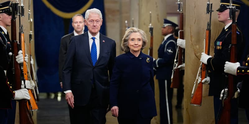L'ancien président américain Bill Clinton et l'ancienne secrétaire d'État Hillary Clinton arrivent avant la 60e cérémonie d'investiture, le 20 janvier 2025, au Capitole américain à Washington, DC (États-Unis).