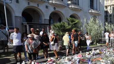 Des fleurs pour l'hommage aux victimes de la tuerie de Nice, le 17 juillet.