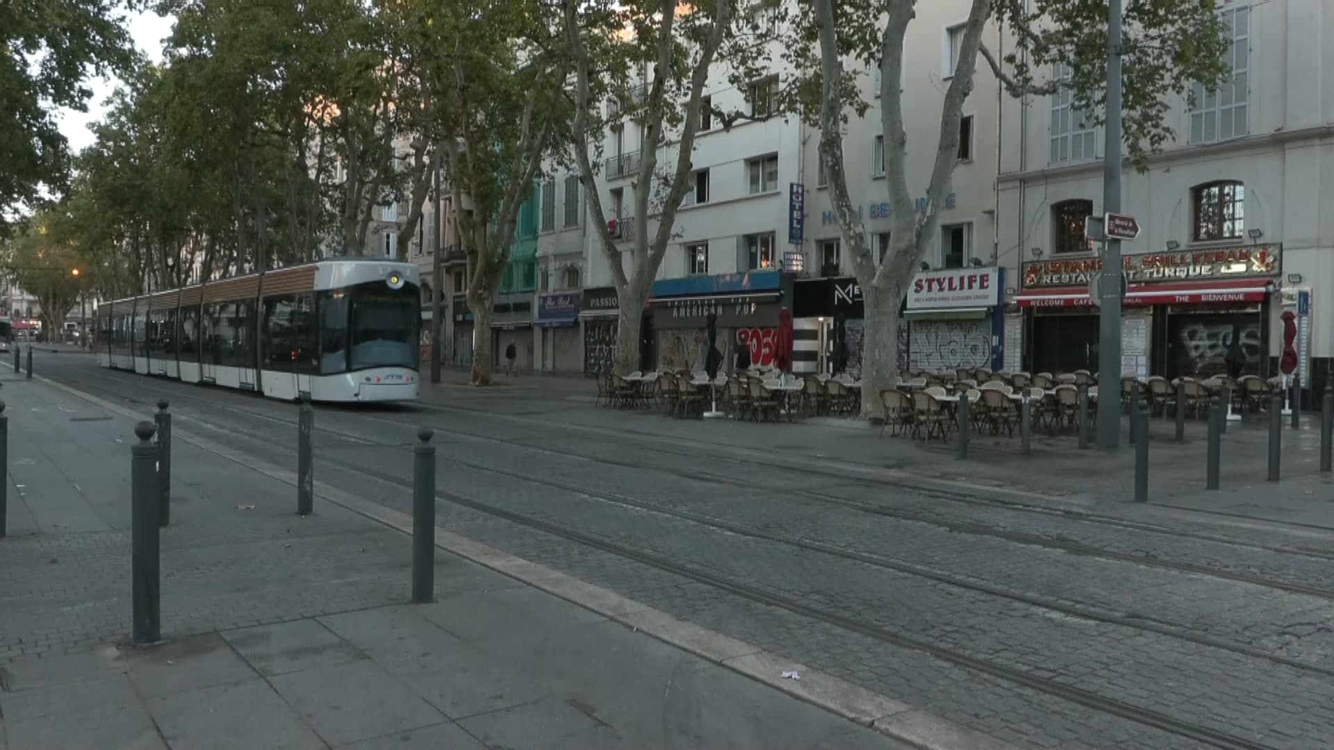 "IL A ATTAQUÉ LE POLICIER, ALORS IL A TIRÉ": UN HOMME TOUCHÉ PAR DES ÉCLATS DE BALLE TÉMOIGNE APRÈS L'ATTAQUE AU COUTEAU À MARSEILLE