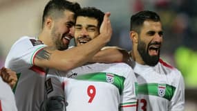 La joie de l'attaquant iranien Mehdi Taremi (c), félicité par ses coéquipiers, après avoir ouvert le score contre l'Irak, lors des qualifications pour le Mondial 2022 au Qatar, le 27 janvier 2022 à Téhéran