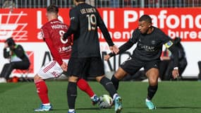 Kylian Mbappé aux prises avec le Brestois Hugo Magnetti, le 29 octobre 2023