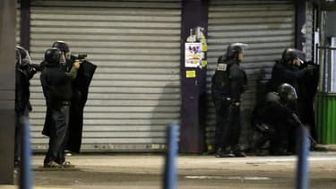 L'assaut se poursuit à Saint-Denis où plusieurs terroristes s'étaient retranchés dans un appartement du centre ville.