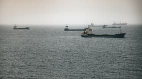 Des pétroliers, des vraquiers et d'autres navires sont ancrés autour du port de Qabous, le 22 juin 2026 à Mascate, Oman.