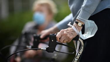 Une vielle femme dans un EHPAD à Saint-Maur-des-Fosses, près de Paris le 7 juin 2020 (photo d'illustration)