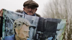 Un fan de Johnny Hallyday à Marnes-la-Coquette, le 6 décembre 2017.
