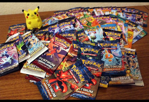 Des sachets de boosters, des lots de cartes Pokémon jamais ouverts.