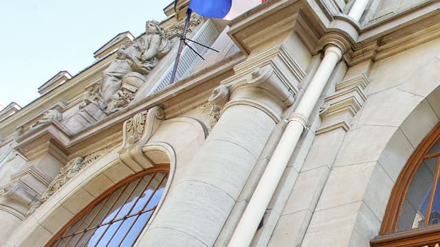 L'enseignante est depuis en arrêt maladie.