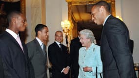 Thierry Henry présente ses partenaires d'Arsenal à la reine Elizabeth II, le 15 février 2007.