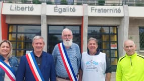 Vincent Beaumont lors d'une étape de sa marche vers Paris contre la désertification médicale à Argentan le 27 mai