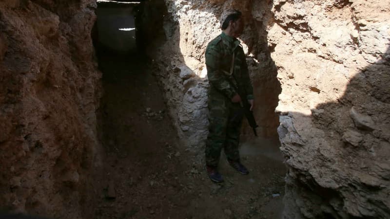 Un militaire syrien contrôle une tranchée, dans la ville de Daraya, le 24 février 2016. (Photo d'illustration)