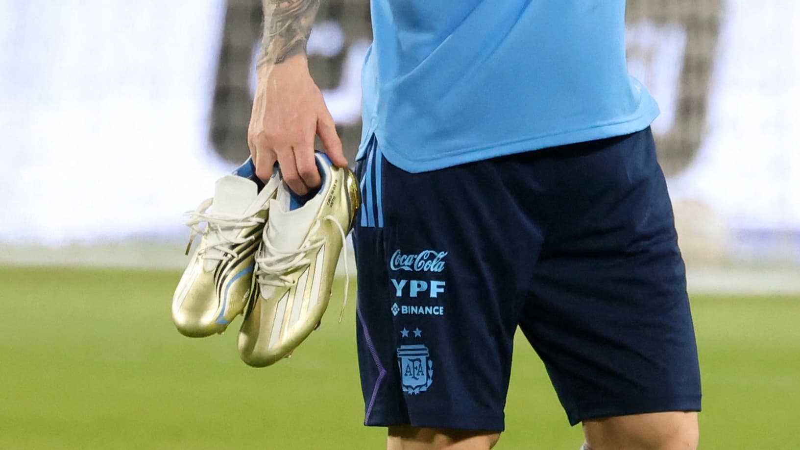 Coupe du monde 2022 on vous presente les chaussures en or que Messi portera avec l Argentine