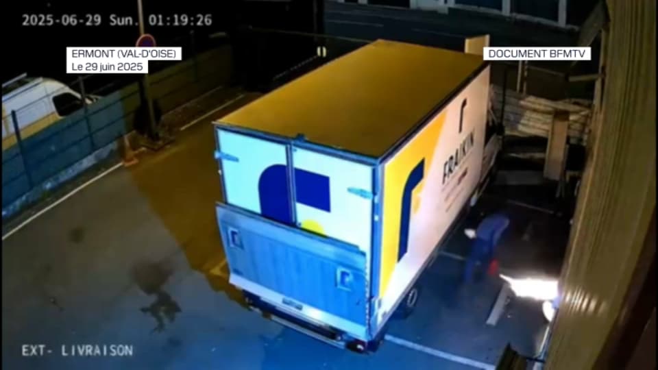 Image de caméra de surveillance montrant un homme, visage dissimulé, mettre le feu à l'entreprise de l'élu municipal Youcef Khinache à Ermont (Val d'Oise), dans la nuit du 29 juin 2025. 

