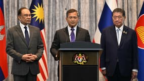 Le Premier ministre cambodgien Hun Manet entouré de ses homologues thaïlandais Phumtham Wechayachai (droite) et malaisien Anwar Ibrahim (gauche), après l'accord de cessez-le-feu entre la Thaïlande et le Cambodge le 28 juillet 2025, à Putrajaya (Malaisie).