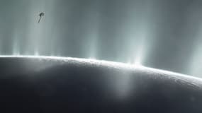 La sonde Cassini passant dans les geysers d'Encelade.