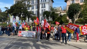 Des manifestants sont rassemblés au Cannet contre la réforme des retraites, ce samedi 18 mars 2023.