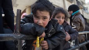 Des enfants syriens évacués de la Ghouta dans un camion des Casques Blancs, le 4 mars 2018. 