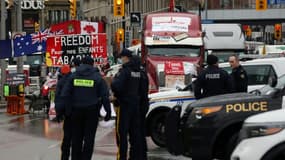 Des policiers dans les rues d'Ottawa occupées par des manifestants opposés aux restrictions sanitaires, le 17 février 2022 au Canada