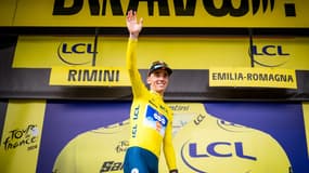 Romain Bardet sur le podium du maillot jaune, après sa victoire sur la première étape du Tour de France, 29 juin 2024