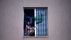 Un homme à la fenêtre d'un abri pour réfugiés qui accueille de nombreux Syriens, le 28 août 2013.