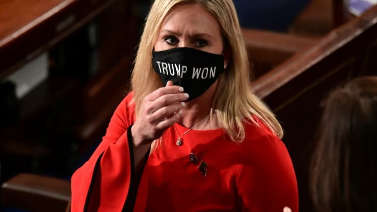 L'élue républicaine Marjorie Taylor Greene porte un masque "Trump a gagné" le 3 janvier 2021 à la Chambre des représentants