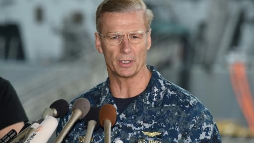 Le vice-amiral Joseph Aucoin, commandant de la 7e Flotte, lors d'une conférence de presse le 18 juin à Tokyo Le vice-amiral Joseph Aucoin, commandant de la 7e Flotte, lors d'une conférence de presse le 18 juin à Tokyo