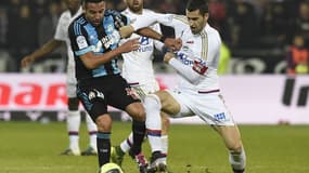 Le Marseillais Isla (à gauche) au duel avec le Lyonnais Maxime Gonalons