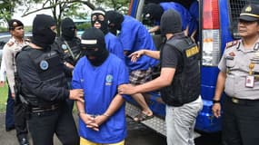 Des trafiquants de drogues escortés par la police, en janvier 2015, à Jakarta. 