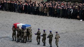 Le Premier ministre Jean-Marc Ayrault a présidé aux Invalides une cérémonie d'hommage national au chef de bataillon Damien Boiteux, tué vendredi dernier au Mali, au début de l'opération Serval, aux commandes de son hélicoptère. /Photo prise le 15 janvier