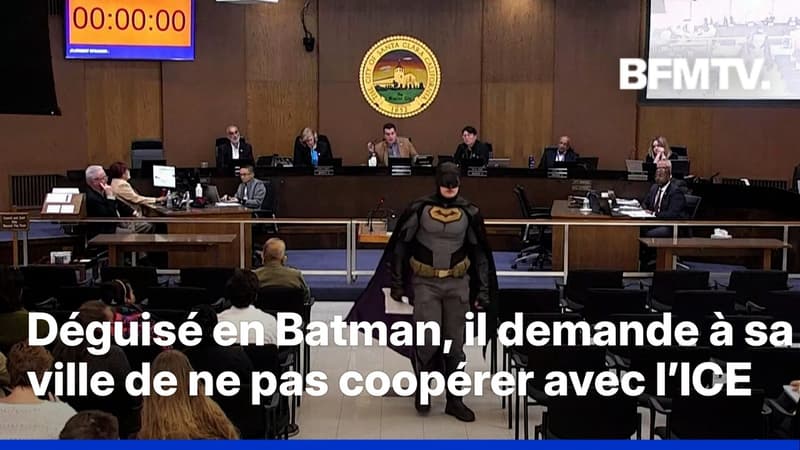 États-Unis: un homme déguisé en Batman demande à sa ville de ne pas coopérer avec l’ICE