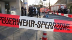 Un cordon de sécurité est établi autour des lieux où une camionnette a foncé sur la foule, le samedi 7 avril 2018 à Münster, en Allemagne. 