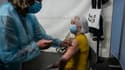 Jocelyne reçoit la 100.000e dose de vaccin contre le Covid-19 au vaccinodrome de Lyon-Gerland le 23 avril 2021