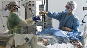 Prise en charge d'un patient atteint du Covid-19 dans un hôpital de Colmar, le 26 mars 2020 - SEBASTIEN BOZON / AFP