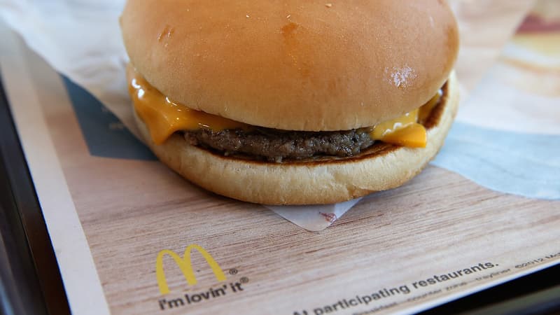 La chaine de fastfood veut endiguer une baisse historique de ses résultats en changeant la recette de son hamburger.